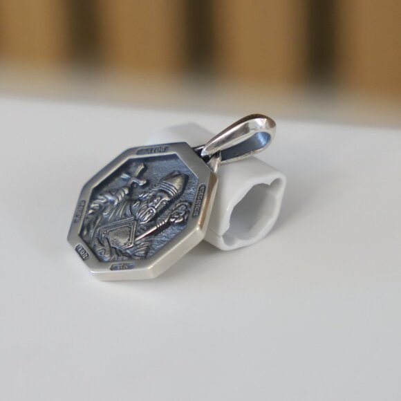 David Yurman Men's Sterling Silver 21mm St Saint Patrick Pendant Amulet - Picture 3 of 6